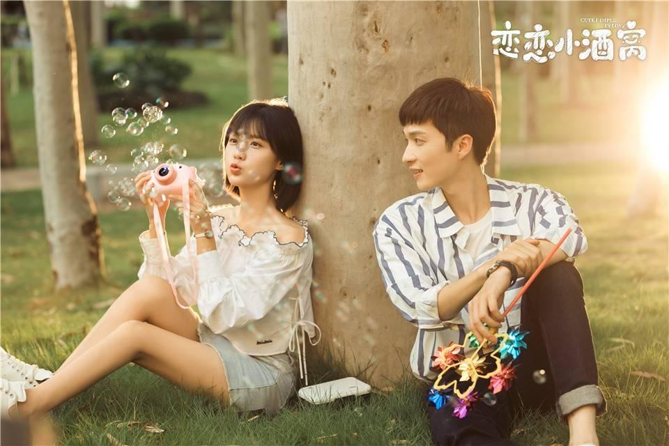 哈尔滨哈药六厂版画博物馆开放，游客排队参观