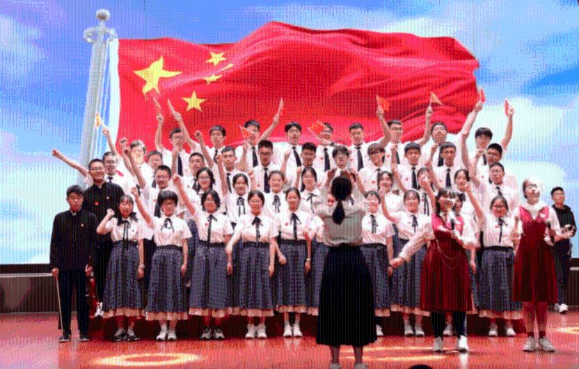 杭州一男子家中屋顶漏水，爬上楼顶发现竟有个私家花园