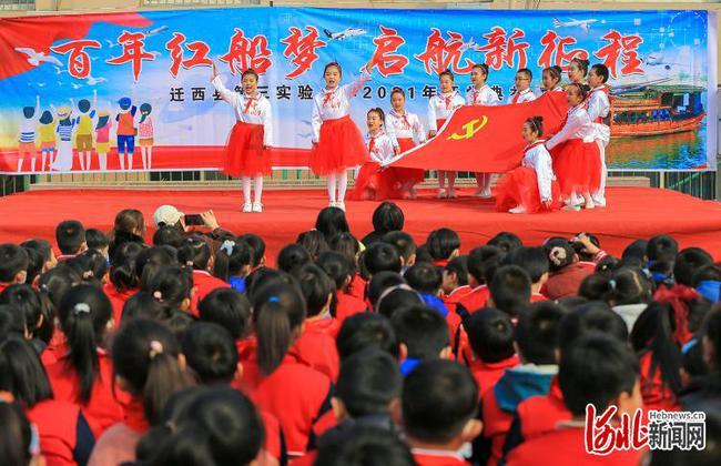 1月31日，河南郑州。漫天飞舞的雪花如约而至。正值春运返乡季，要注意防寒保暖。“好羡慕第一批已经回家过年的人啊”
