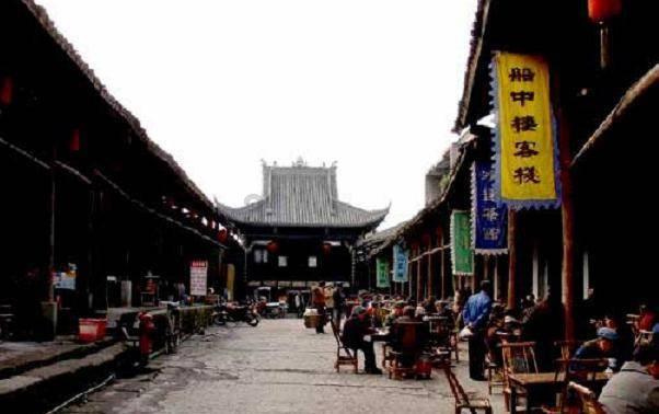 黑色皮衣皮裤，雷厉风行性感女神冬日标配，你喜欢这样的穿搭么？游戏画面